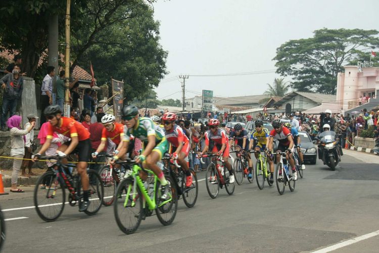 Para atlet nomor palap sepeda jalan raya Asian Games 2018 putra melintas di Simpang Mutiara, Karawang, Jawa Barat, Kamis (23/8/2018).
