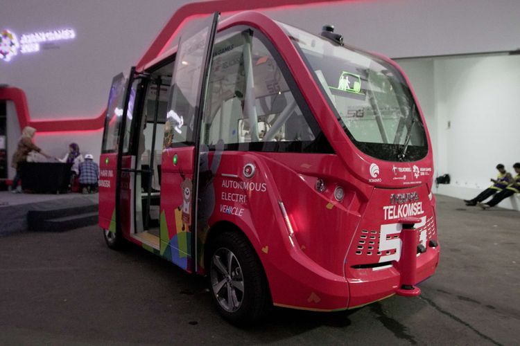 Bentuk fisik kendaraan otonomos Navya di booth Telkomsel saat acara Asian Games di GBK Senayan, Jakarta, Kamis (23/08/2018). Mobil ini merupakan mobil tanpa awak pengemudi yang dihadirkan operator seluler Telkomsel selama acara Asian Games berlangsung.