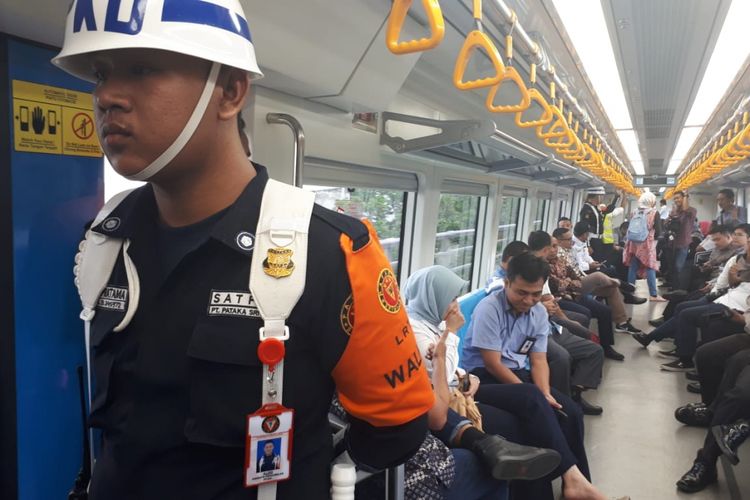 Para penumpang di LRT Palembang, Sumatera Selatan, Jumat (24/8/2018).