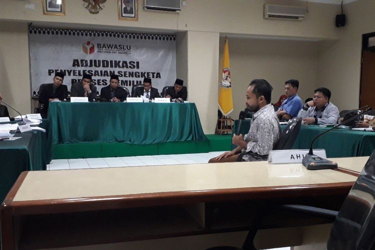 Koordinator Divisi Korupsi Politik ICW Donal Fariz saat menjadi saksi ahli sidang ajudikasi di Kantor Bawaslu DKI Jakarta, Jumat (24/8/2018).