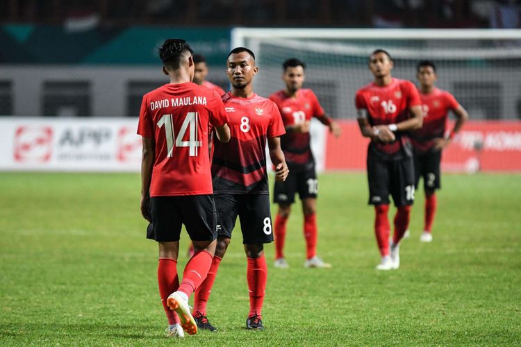 Pesepak bola Indonesia Septian David Maulana dihibur rekan satu tim usai gagal dalam adu tendangan penalti saat pertandingan Babak 16 besar Asian Games ke 18 di Stadion Wibawa Mukti, Cikarang, Jawa Barat, Jumat (24/8/2018). Indonesia kalah adu penalti dengan skor 3-4.