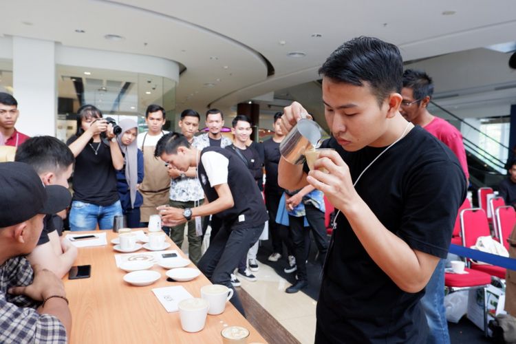 Para peserta barista yang melukis diatas secangkir kopi ketika mengikuti kompetisi Latte Art Battle di Lobby Atrium Gramedia World Palembang, Sumatera Selatan, Jumat, (24/8/2018).