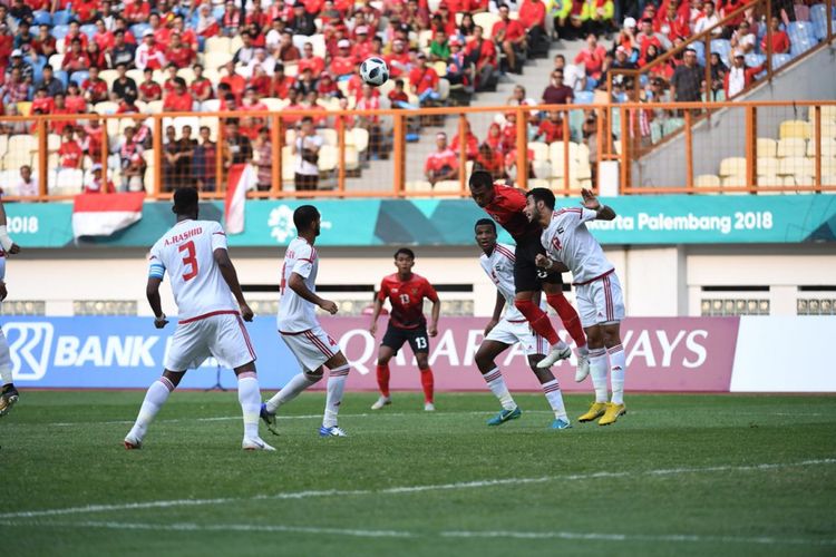 Timnas U-23 Indonesia berhadapan dengan Uni Emirat Arab pada babak 16 besar cabang sepak bola putra Asian Games 2018 di Stadion Wibawa Mukti, 24 Agustus 2018.

