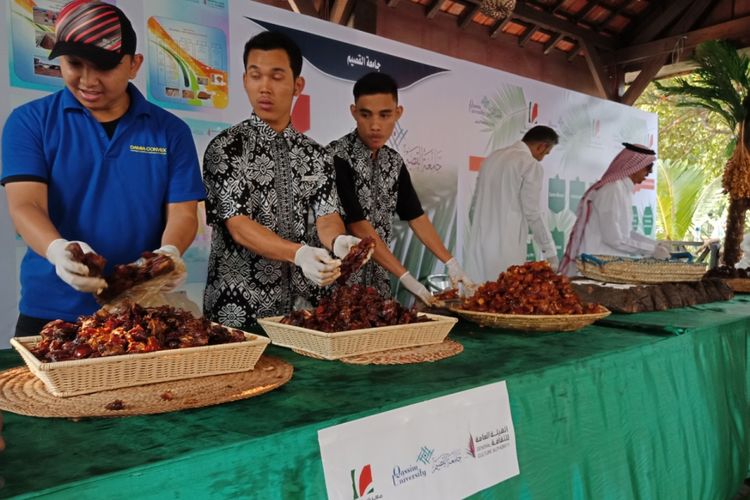 Beberapa jenis kurma disajikan dalam pameran kebudayaan Arab Saudi, Saudi House dalam rangka mengenalkan budaya selama Asian Games 2018, berlangsung di Resto Pulau Dua, Jakarta, Jumat (24/8/2018).