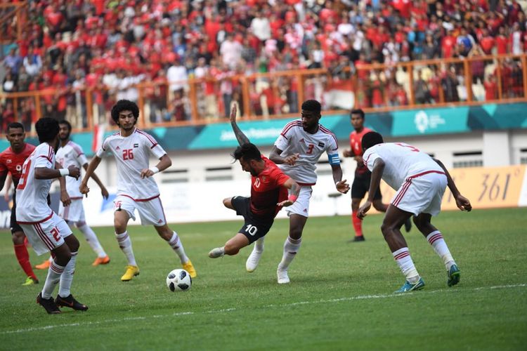 Timnas U-23 Indonesia berhadapan dengan Uni Emirat Arab pada babak 16 besar cabang sepak bola putra Asian Games 2018 di Stadion Wibawa Mukti, 24 Agustus 2018. 