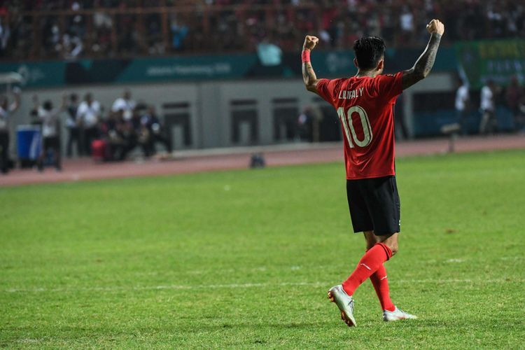 Pesepak bola Indonesia Stefano Lilipaly berselebrasi usai mencetak gol melalu tendangan penalti saat pertandingan Babak 16 besar Asian Games ke 18 di Stadion Wibawa Mukti, Cikarang, Jawa Barat, Jumat (24/8/2018). Indonesia kalah adu penalti dengan skor 3-4.