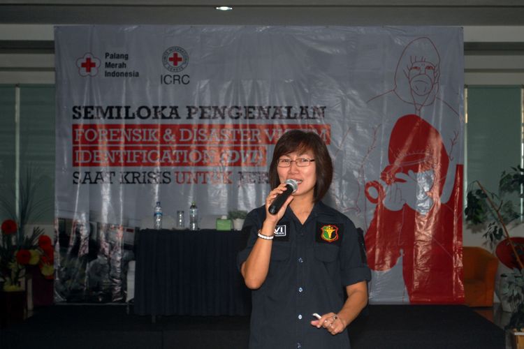 Kepala Bidang DVI Pusdokkes Mabes Polri, Kombes Drg. Lisda Cancer saat memberikan materi pada semiloka Pengenalan Forensik dan DVI untuk Jurnalis di Sukabumi, Jawa Barat, Sabtu (25/8/2018).