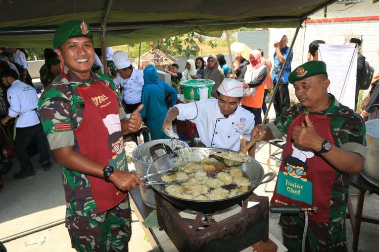 Suasana penggorengan mendoan dalam pemecahan rekor dunia di Purwokerto, Sabtu (25/8.2018). Foto: Dok. Penyelenggara/Kompas.com