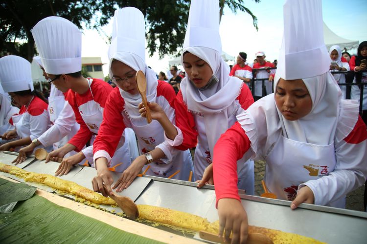 Kota Batam, Kepulauan Riau (Kepri) akhirnya berhasil memecahkan rekor muri dalam mebuat roti jala terpanjang se-Indonesia yang merupakan makanan khas Melayu ini, Sabtu (25/8/2018) malam tadi. Panjang roti jala tersebut mencapai 73 meter