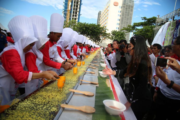 Kota Batam, Kepulauan Riau (Kepri) akhirnya berhasil memecahkan rekor muri dalam mebuat roti jala terpanjang se-Indonesia yang merupakan makanan khas Melayu ini, Sabtu (25/8/2018). Panjang roti jala tersebut mencapai 73 meter Foto: KOMPAS.COM/ HADI MAULANA