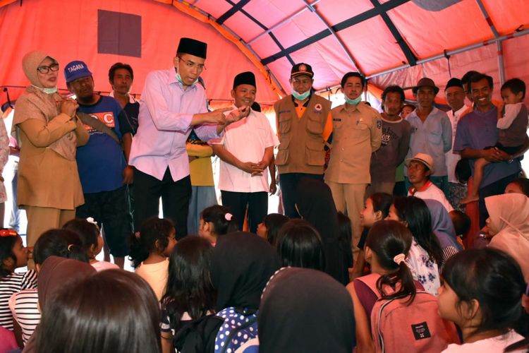 Gubernur NTB Tuan Guru Bajang M Zainul Majdi saat mengunjungi anak-anak korban gempa di Lombok Utara.