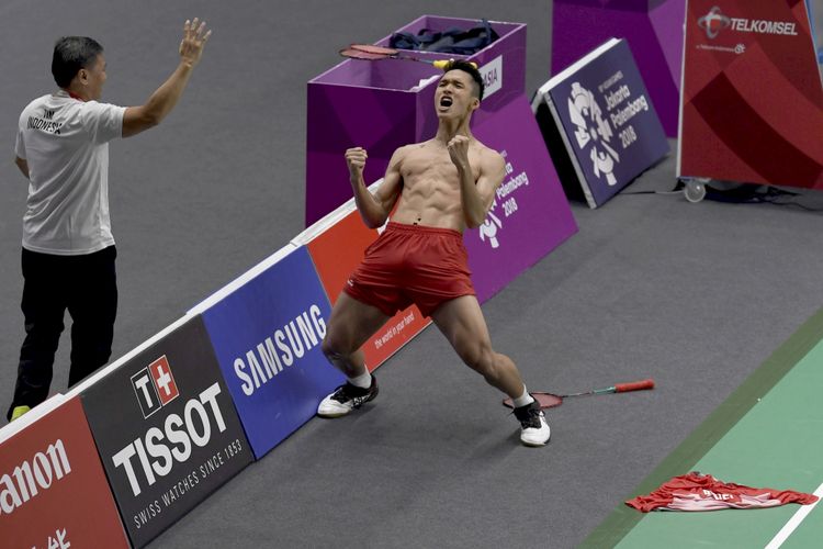 Selebrasi pebulu tangkis tunggal putra Indonesia Jonatan Christie (kanan) dan pelatih Henry Saputra (kiri) usai menundukkan pebulu tangkis Jepang Kenta Nishimoto, pada pertandingan babak semifinal nomor perorangan Asian Games 2018 di Istora Senayan, Jakarta, Senin (27/8). ANTARA FOTO/INASGOC/Puspa Perwitasari/tom/18