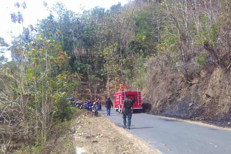 Kebakaran melanda lereng Bukit Menoreh di Kulon Progo. Beruntung relawan dan warga bisa memadamkannya, Selasa (28/8/2018). 