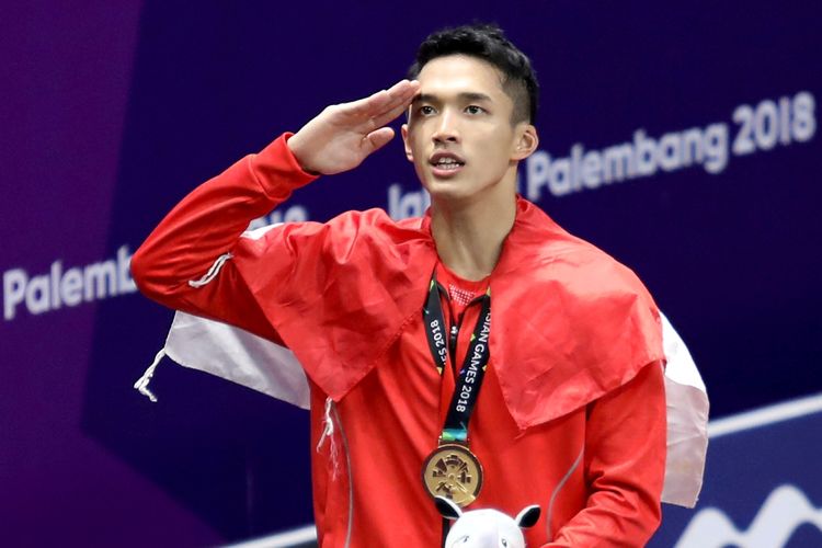 Pebulu tangkis tunggal putra Indonesia peraih medali emas Asian Games 2018 Jonatan Christie melakukan penghormatan kepada bendera Merah Putih saat upacara penyerahan medali di Istora Senayan, Jakarta, Selasa (28/8). ANTARA FOTO/INASGOC/Nafielah Mahmudah/tom/18. *** Local Caption *** 

