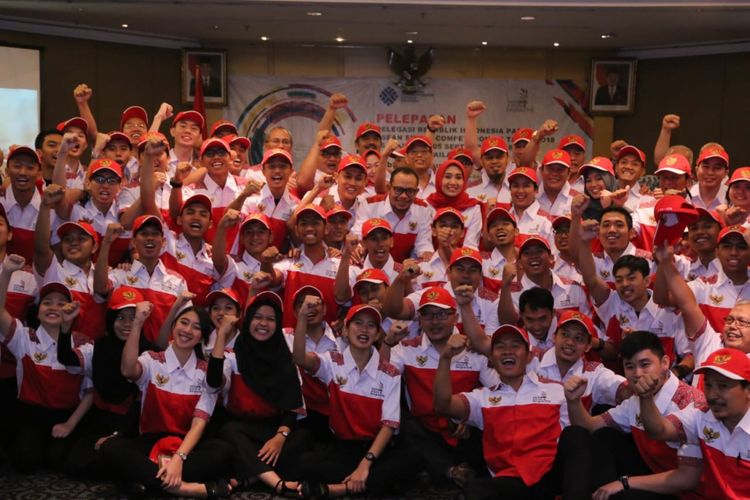 Menteri Ketenagakerjaan Hanif Dhakiri bersama peserta ASEAN Skill Competition (ASC) ke-12 yang digelar di Thailand akhir Agustus 2018.