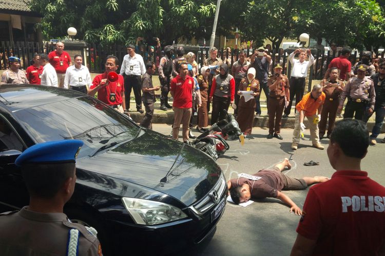 Korban yang diperagakan oleh peran pengganti terkapar dalam rekonstruksi kasus di Jalan KS Tubun Manahan, Banjarsari, Solo, Jawa Tengah, Rabu (29/8/2018).