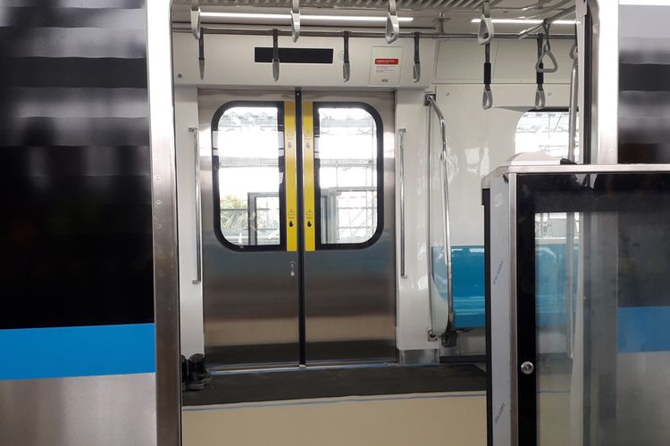 Pintu MRT yang sejajar dengan peron