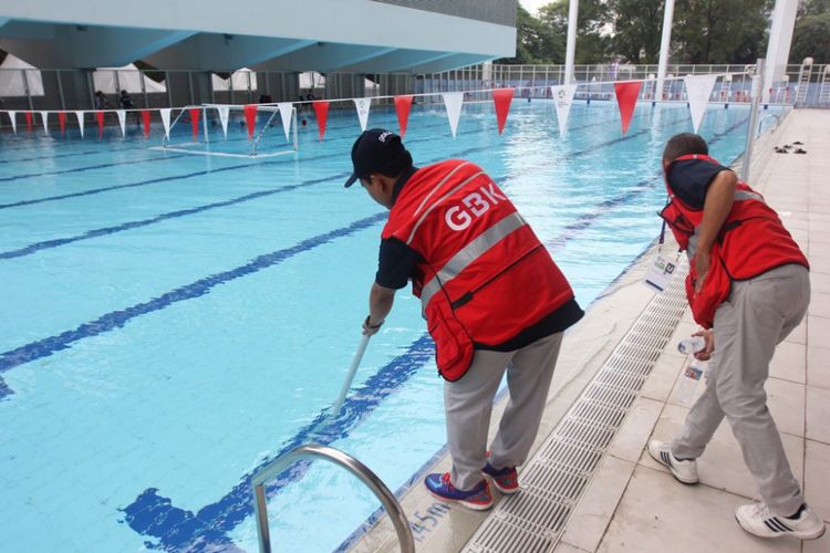 Petugas yang rutin membersihkan empat kolam yang berada di Stadion Akuatik, Gelora Bung Karno, Jakarta Pusat. Foto diambil Rabu (28/8/2018).