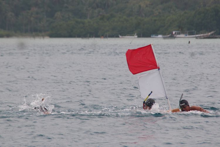 Para atlet putra nomor Finswimming 3000 putra berlomba di perairan Karimunjawa dalam Kejurnas Selam Nomor Laut, Rabu (29/8/2018). (Dok. POSSI JATENG)