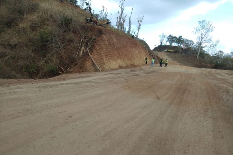 Pembangun jalan baru di perbatasan Indonesia-Timor Leste, ruas jalan PLBN Motaain, Kabupaten Belu menuju PLBN Motamasin, Kabupaten Malaka.
