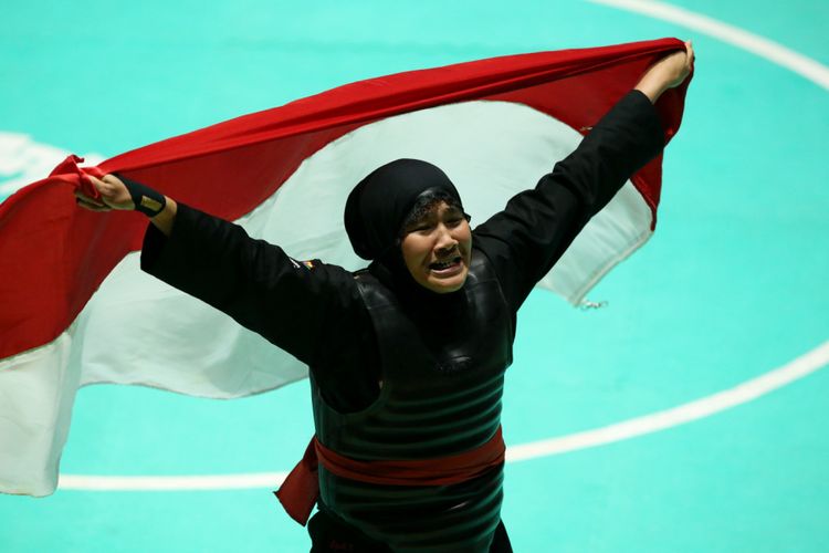 Pesilat putra Indonesia, Pipiet Kamelia meraih medali emas pada partai final nomor kelas D putri 60 kg sampai 65 kg Asian Games 2018 di Padepokan Pencak Silat, TMII, Jakarta, Rabu (29/8/2018). Ia mengalahkan pesilat asal Vietnam Nguyen Thi Cam Nhi.