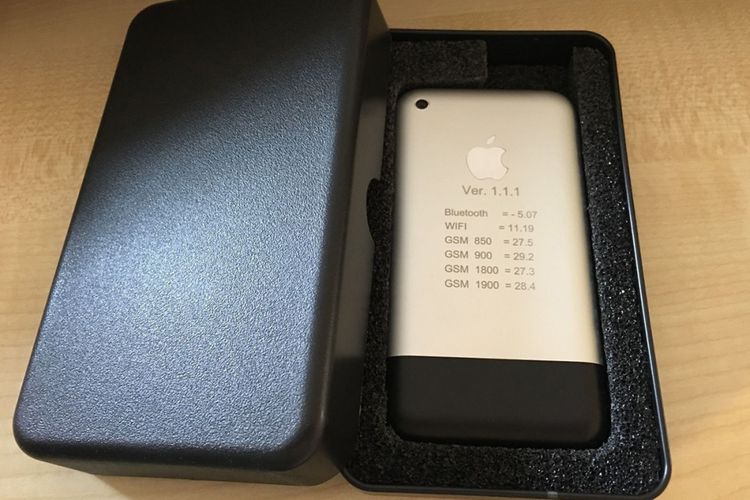 Foto perangkat yang diklaim merupakan prototype iPhone generasi pertama dalam sebuah listing di situs lelang eBay.