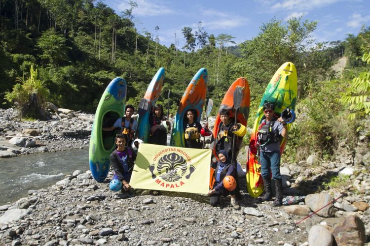 Tim pengarung Mapala UI bersama tim darat saat hari terakhir pengarungan Hulu Sungai Prafi, Papua Barat.
