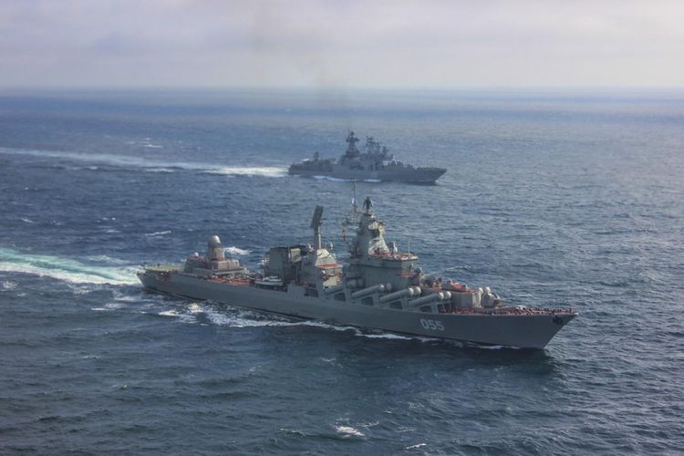 Kapal penjelajah Kelas-Slava Marsekal Ustinov dari Armada Utara Rusia dan kapal perusak anti-kapal selam Kelas-Udaloy Severomorsk ketika menggelar latihan di Laut Baltik (8/2/2018).