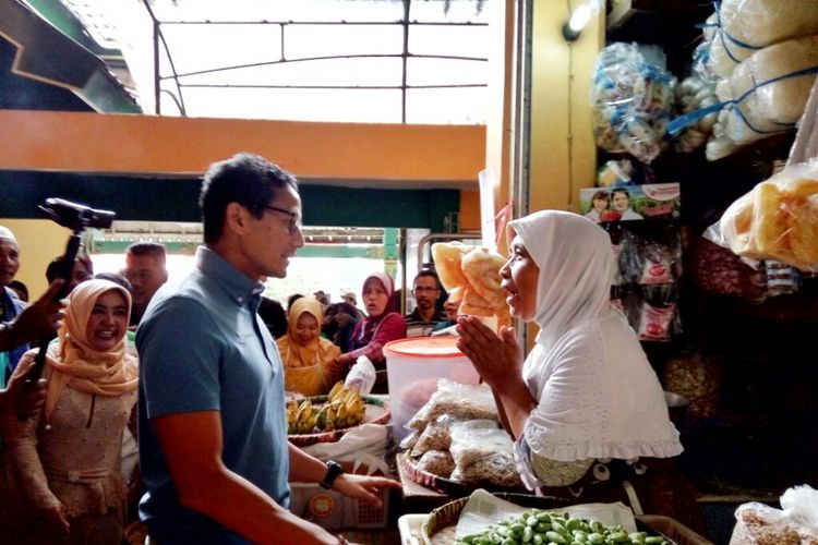 Sandiaga Uno saat berdialog dengan pedagang Pasar Beringharjo.