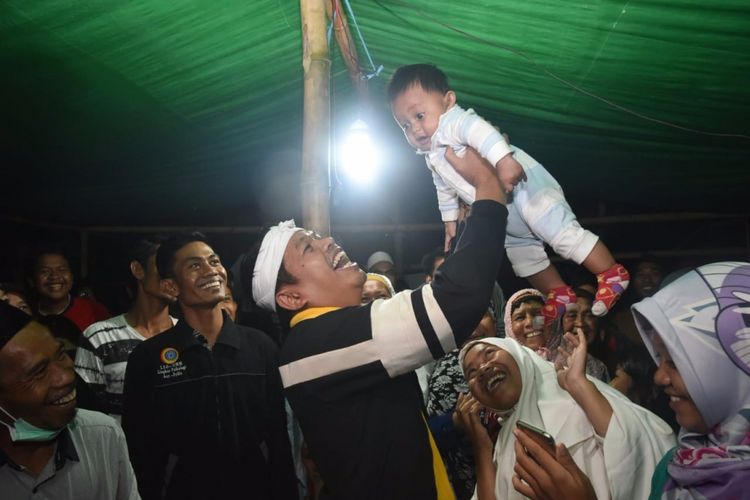 Ketua DPD Golkar Jabar menghibur salah satu anak di pengungsian Desa Kekait, Kecamatan Gunung Sari, Lombok.Kamis (30/8/2018).