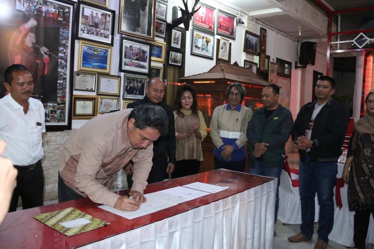 Panitia FTN 2018 dan Pemerintah Kabupaten Tapanuli Utara serta Kementerian Pendidikan dan Kebudayaan RI saat penandatanganan MoU pelaksanaan FTN 2018 pada Juli 2018 lalu.