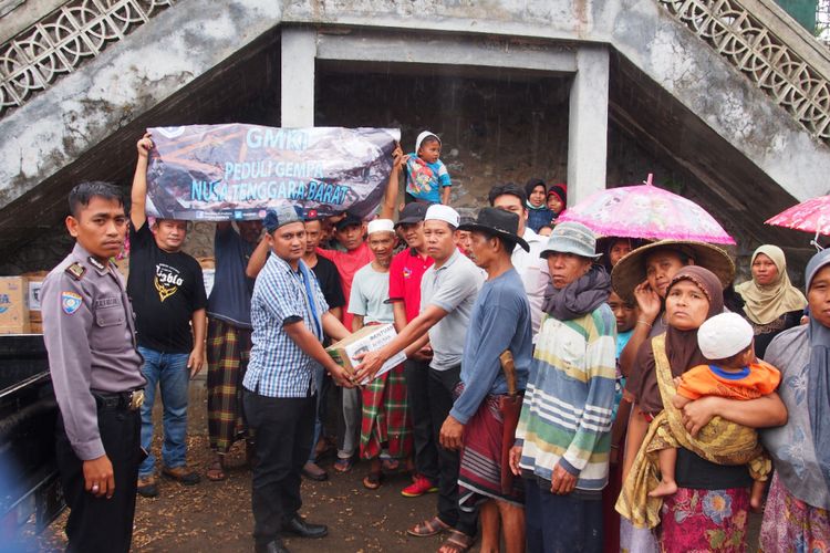 Relawan GMKI berikan bantuan untuk korban gempa Lombok, Kamis (30/8/2018)