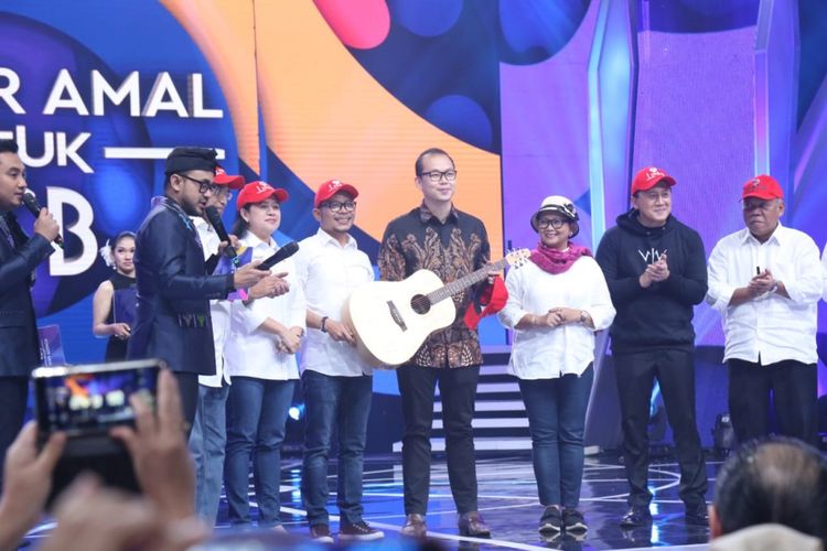 Gitar Menteri Ketenagakerjaan M Hanif Dhakiri laku Rp 1 Miliar pada acara Konser Amal untuk NTB yang digelar oleh stasiun TV Indosiar, Rabu malam (29/8/2018).