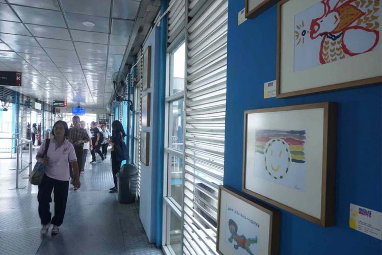 Puluhan lukisan dipajang di Halte Transjakarta Harmoni, Jakarta Pusat. Lukisan-lukisan itu berasal dari karya orang dengan gangguan jiwa (ODGJ) yang berasal dari lima rumah sakit jiwa (RSJ) yang ada di Indonesia, Jumat (31/8/2018).