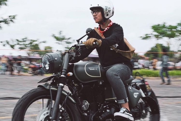 Putra sulung Presiden Joko Widodo, Gibran Rakabuming Raka hadir memeriahkan ajang tahunan ?Burnout? di Sentra Niaga, Solo, Sabtu (1/9/2018). Ia tampak menunggangi sepeda motor Royal kastom 500 bergaya bobber miliknya.