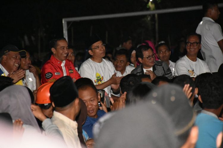 Presiden Joko Widodo didampingi Gubernur NTB, TGH M Zainul Majdi, nonton bareng penutupan Asian Games di tengah-tengah para pengungsi di lapangan bola Gunung Sari, Kabupaten Lombok Barat, Minggu (2/9/2018)