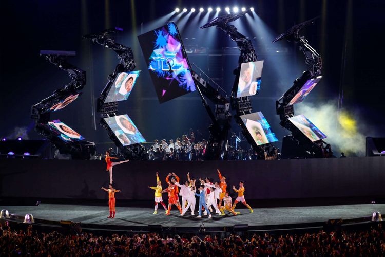 Penari menari di atas panggung untuk menyambut Asian Games ke-19 di Hang Zhou, China, pada Upacara Penutupan Asian Games ke-18 tahun 2018 di Stadion Utama GBK, Senayan, Jakarta Pusat, Minggu (2/9/2018).