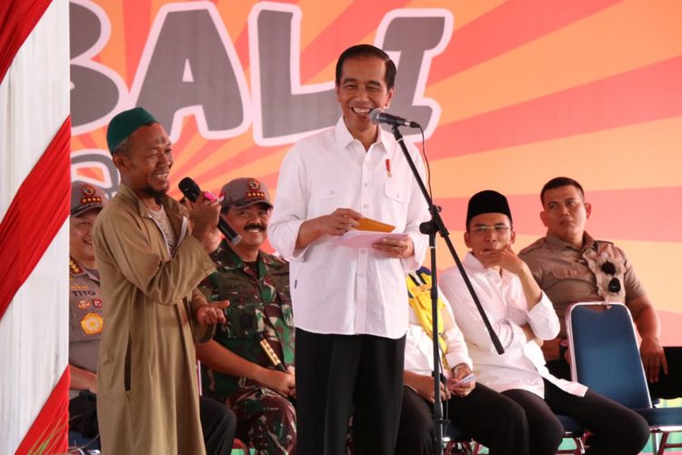 Presiden Joko Widodo berdialog dengan salah satu warga korban gempa di Lombok, NTB, Minggu (2/9/2018).
