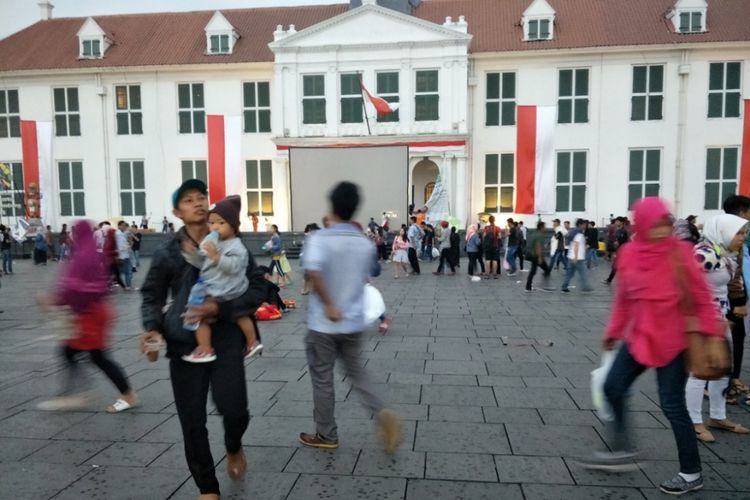 Warga berlarian meninggalakn pelataran Museum Fatahillah yang terletak di Jakarta Barat, sebagai salah satu lokasi nonton bareng (nobar) closing ceremony  Asian Games 2018, Minggu (2/9/2018). 