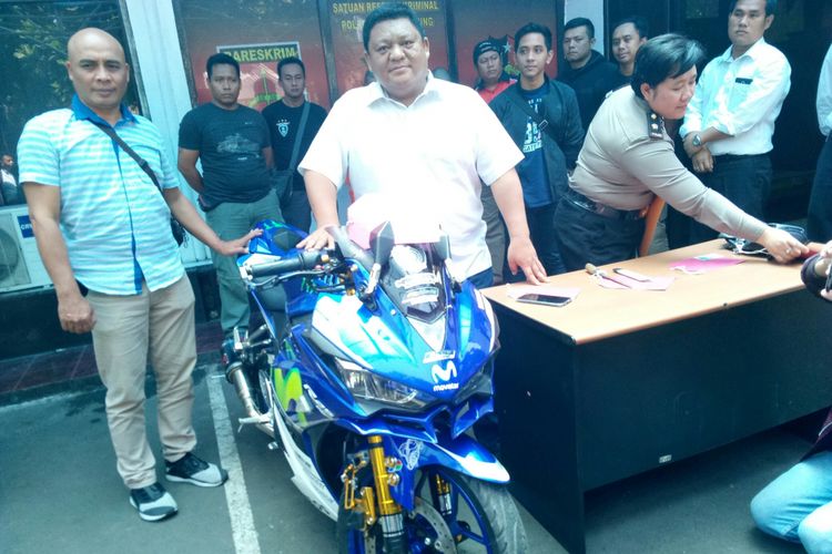 Kasat Reskrim Polrestabes Bandung AKBP M Yoris Maulana tengah memperlihatkan motor sport yang digunakan pelaku jambret saat peras penjual roti. 