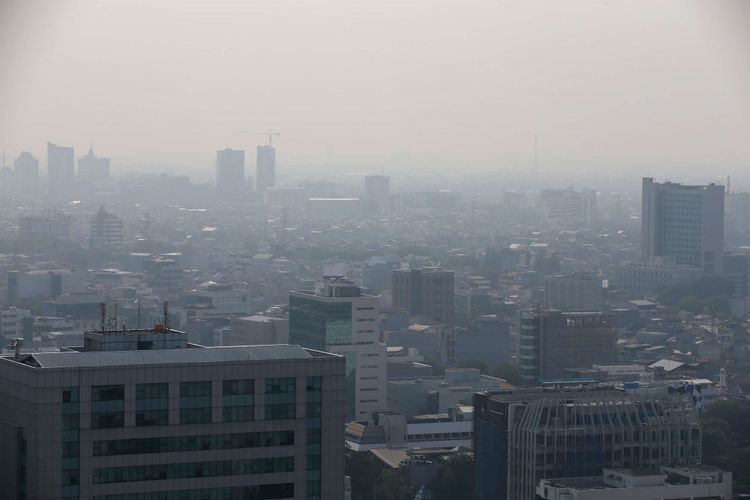 Polusi udara terlihat di langit Jakarta, Senin (3/9/2018). Menurut pantauan kualitas udara yang dilakukan Greenpeace, selama Januari hingga Juni 2017, kualitas udara di Jabodetabek terindikasi memasuki level tidak sehat (unhealthy) bagi manusia.