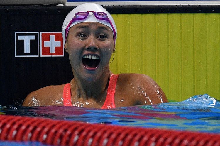 Perenang Cina Liu Xiang meluapkan kegembiraannya usai menjadi pemenang babak final 50 meter Gaya Punggung Putri Asian Games ke-18 Tahun 2018 di Aquatic Centre GBK, Senayan, Jakarta, Selasa (21/8/2018). Liu Xiang berhasil meraih medali emas sekaligus memecahkan rekor dunia pada nomor itu dengan catatan waktu 26.98 detik.  