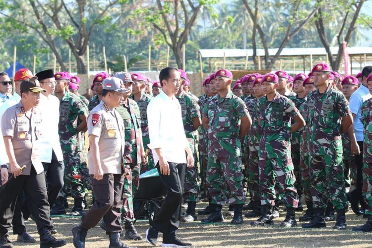 Presiden Joko Widodo memimpin apel di Lapangan Gunung Sari, Kabupaten Lombok Barat, NTB, Senin (3/9/2018).