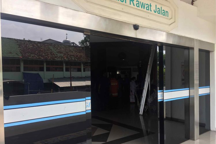 Pasien rawat jalan di Rumah Sakit PGI Cikini, Jakarta Pusat berhamburan ke halaman rumah sakit setelah Ruang  Patologi di lantai 3 RS PGI Cikini terbakar pada Selasa (4/9/2018).