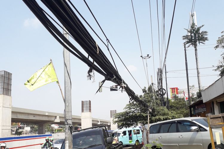 Kabel yang menjuntai di Kelurahan Jakasampurna, Bekasi, Selasa (4/9/2018)