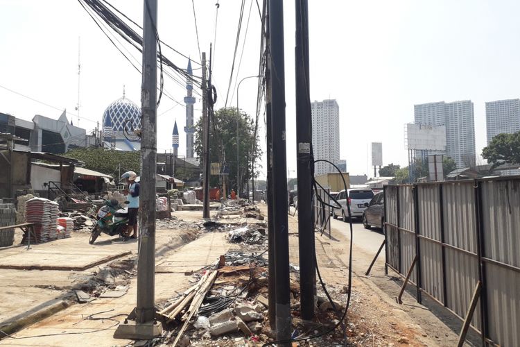Kabel yang menjuntai di Jalan KH Noer Ali, Bekasi, Selasa (4/9/2018)