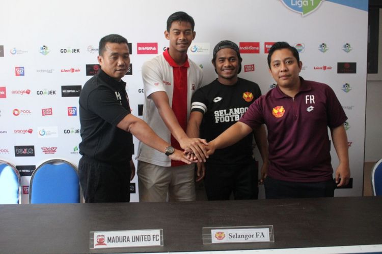 Ilhamuddin dan Stariatama didampingi kedua pelatih saat sesi wawancara dengan media menjelang laga persahabatan. 