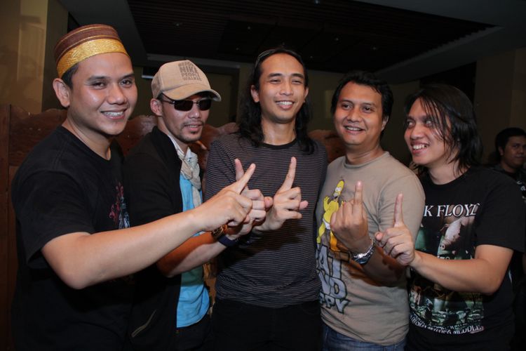 Band Padi (dari kiri) Fadly, Yoyok, Piyu, Ari dan Rindra merayakan ulang tahun ke 13 di studio E-Motion, Jakarta, Sabtu (10/04/2010).   