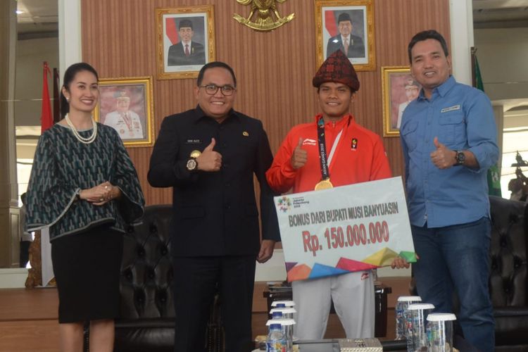 Hinayah mendapatkan bonus Rp 150 juta dari Bupati Muba Dodi Reza setelah berhasil mendapatkan medali emas dalam ajang Asian Games 2018. Sebagian dari bonus yang diterimanya pun akan di zakatkan 2,5 persen untuk warga yang membutuhkan.