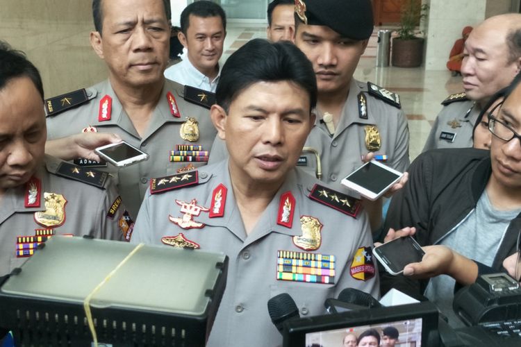 Wakil Kapolri (Wakapolri) Komjen Pol Ari Dono Sukmanto saat memberikan keterangan seusai Rapat Kerja terkait pembahasan anggaran dengan Komisi III DPR di Kompleks Parlemen, Senayan, Jakarta, Kamis (6/9/2018).  